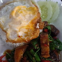 กระเพราหมูกรอบไข่ดาวราดข้าว