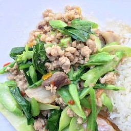 คะน้าหมูสับราดข้าว