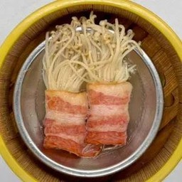 เบคอนพันเห็ดเข็มทอง