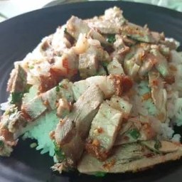 ข้าวหมูกรอบทอดกระเทียม