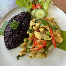 ข้าวอกไก่ผัดแกงเขียวหวานไม่ใส่น้ำมัน