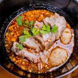 ก๋วยเตี๋ยว ซี่โครงอ่อนหมูตุ๋น ลูกชิ้น ต้มยำ