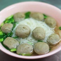ก๋วยเตี๋ยว ลูกชิ้นเนื้อ น้ำใส