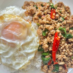 ข้าวกะเพราหมูสับ + ไข่ดาว