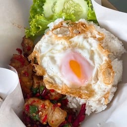 กะเพราหมูกรอบเยอรมัน+ไข่ดาว