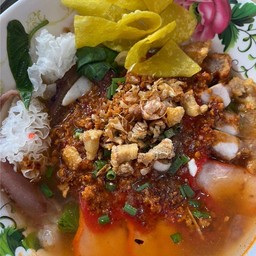 วุ้นเส้นเย็นตาโฟต้มยำหมูแดง-หมูกรอบ