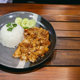 ข้าวไก่กรอบซอสกระเทียม