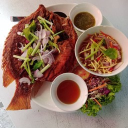 ปลากระพงทอดราดน้ำปลา