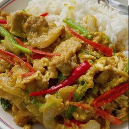 หมูชิ้นผัดผงกระหรี่ราดข้าว