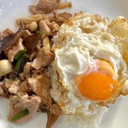 ข้าวผัดน้ำมันหอย + ไข่ดาว