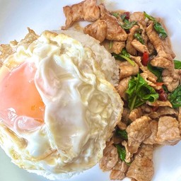 ข้าวกะเพราหมูชิ้น + ไข่ดาว