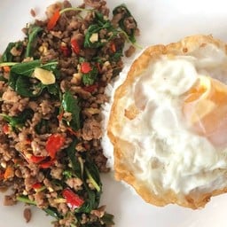 ข้าวหมูสับผัดโหระพา + ไข่ดาว
