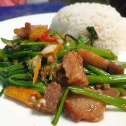 ผัดผักบุ้งราดข้าว