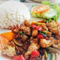 ไก่น้ำพริกเผาราดข้าว