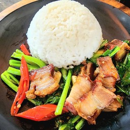 คะน้าหมูกรอบราดข้าว