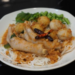 ขนมจีนน้ำยาป่า ลูกชิ้น +ตีนไก่