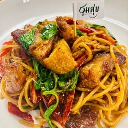 สปาเก็ตตี้ผัดพริกแห้งหมูกรอบ
