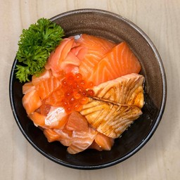 แซลมอนสามสไตล์ออนท็อปไข่ปลา