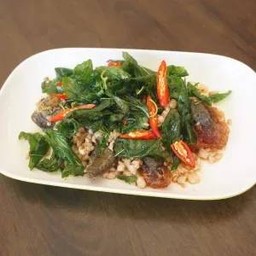 กระเพรา ไข่เยี่ยวม้า