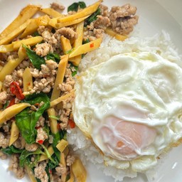 ข้าวกะเพราเนื้อสับหน่อไม้ + ไข่ดาว