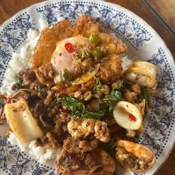 ข้าวกระเพราหมึกกุ้ง