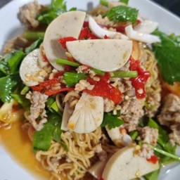 ยำมาม่าหมูสับหมูยอ