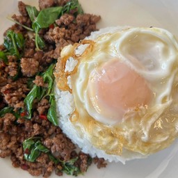 ข้าวเนื้อสับผัดโหระพา + ไข่ดาว
