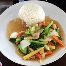 ผัดผักรวมราดข้าว