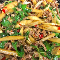 กะเพราเนื้อสับหน่อไม้กับข้าว