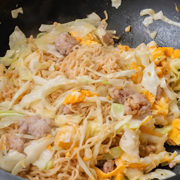 มาม่าผัดไข่ รสหมูสับ