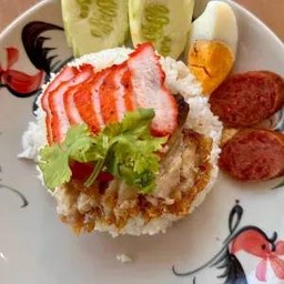 ข้าวมันหมูแดง +หมูกรอบ