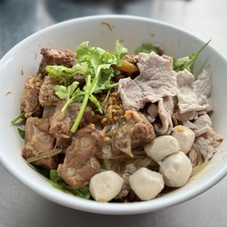 ก๋วยเตี๋ยว ซี่โครงอ่อนหมูตุ๋น หมูสด ลูกชิ้น