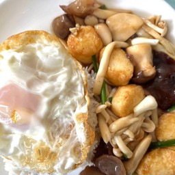 ข้าวเห็ดผัดน้ำมันหอยเต้าหู้ไข่ + ไข่ดาว