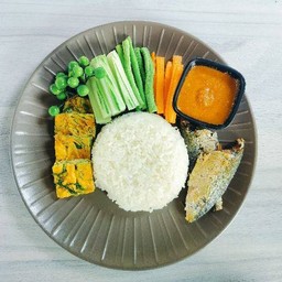 ข้าวน้ำพริกกะปิ ปลาทูทอด ไข่เจียวชะอม  ผักสด