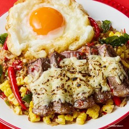 ข้าวกะเพราป่าเถื่อน ขวัญใจสายเบิร์น (เนื้อพิคานย่าชีสเบิร์น+ข้าวโพด)