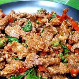 พริกแกงเนื้อชิ้นราดข้าว