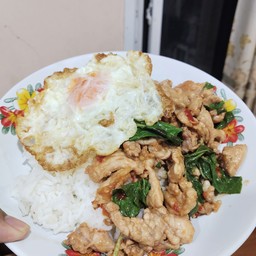 กระเพราหมูชิ้น ราดข้าว