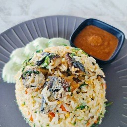ข้าวผัดปลาทูชะอม ทานคู่กับน้ำพริกกะปิ