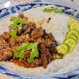 เนื้อกระเทียมราดข้าว