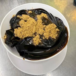 เฉาก๊วยนุ่มเด้ง(ราดน้ำเชื่อม+น้ำตาลทรายแดง)