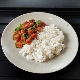 ผัดพริกแกงไก่ราดข้าว