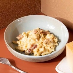 พาสต้าซอสชีสพาร์มิจาโน และไข่ กับ เบคอน