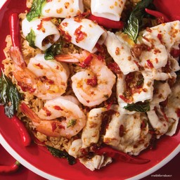 ข้าวกะเพราป่าเถื่อน ตะลุมบอน (กุ้งจัมโบ้+ปลาหมึก+หมูสไลซ์)