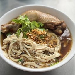 ก๋วยเตี๋ยวหน่องใหญ่ไก่ตุ๋น+ไก่ฉีก