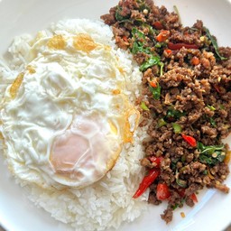 ข้าวกะเพราเนื้อสับ + ไข่ดาว