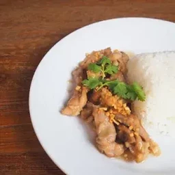 ไก่กระเทียมราดข้าว