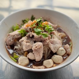 ก๋วยเตี๋ยว เนื้อสด หมูสด ลูกชิ้นเนื้อ