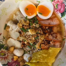 บะหมี่เกี๊ยวหมูแดงไข่ยางมะตูมต้มยำพริกเผามะนาวสด