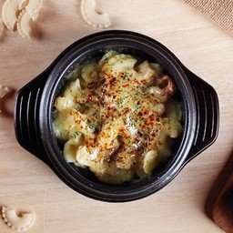 พาสต้าชีสซอส และชีสมอสซาเรลลากับเบคอน