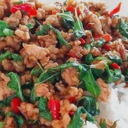 กระเพราหมูสับราดข้าว